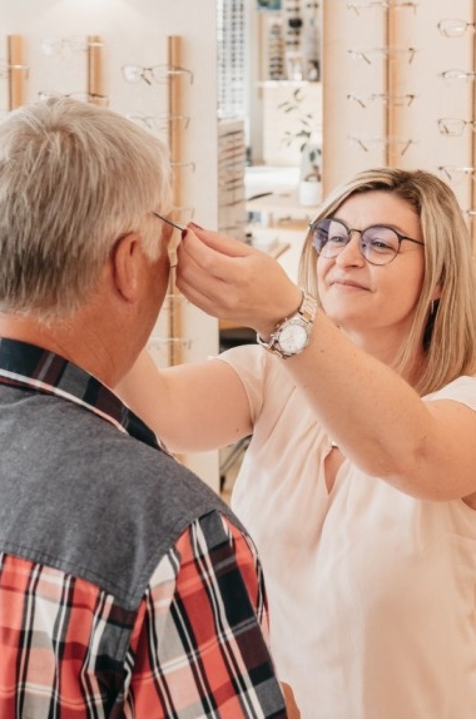 Mareike Wollner bei der Brillenanpassung; Optik Blickfang, Bad Elster