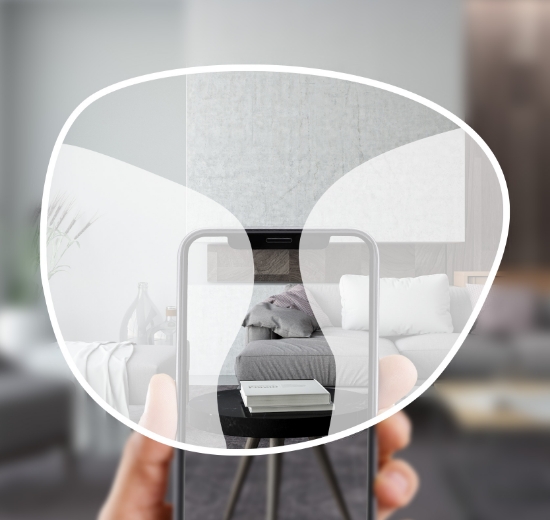 Blick durch ein Gleitsichtglas auf das Smartphone mit eingezeichneten Sehbereichen. 